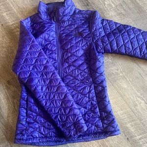 Women’s size small Northface Thermoball jacket. In EUC pet and smoke free home.
